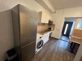 Basic Apartment, 3 Bedrooms, Non Smoking, Kitchenette | Dapur peribadi | Cerek elektrik, pembakar roti 