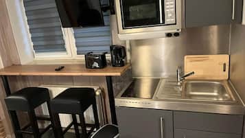 Apartamento básico, 2 camas de solteiro, para não fumantes, cozinha americana | Cozinha privada | Chaleira elétrica, torradeira