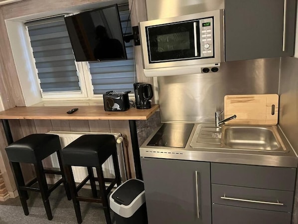 Basic Apartment, 2 Single Beds, Non Smoking, Kitchenette | Private kitchen