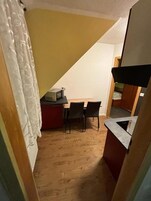 Apartamento básico, 3 camas individuales, no fumadores, cocina básica | Cocina privada | Hervidor eléctrico y tostadora