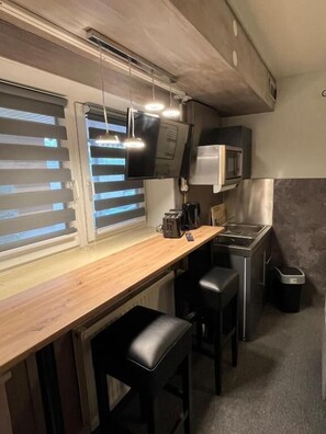 Eenvoudig appartement, 2 eenpersoonsbedden, niet-roken, kitchenette | Privékeuken | Een waterkoker, een broodrooster