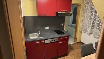 Apartament bàsic, 3 llits individuals, no fumadors, cuina bàsica | Cuina privada | Bullidora elèctrica i torradora