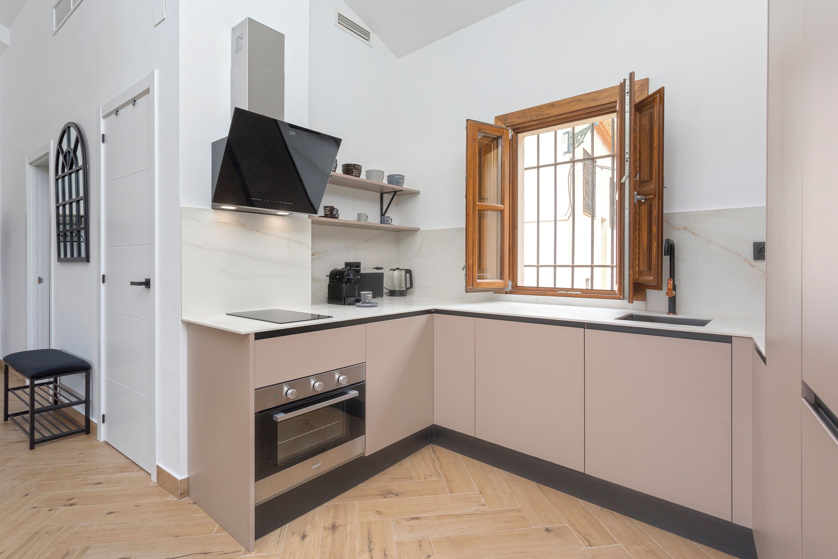 Een koelkast, een magnetron, een oven, een kookplaat