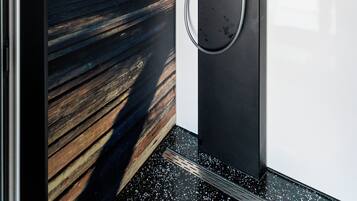 Deluxe-Doppelzimmer | Badezimmer | Dusche, Regendusche, HandtĂŒcher