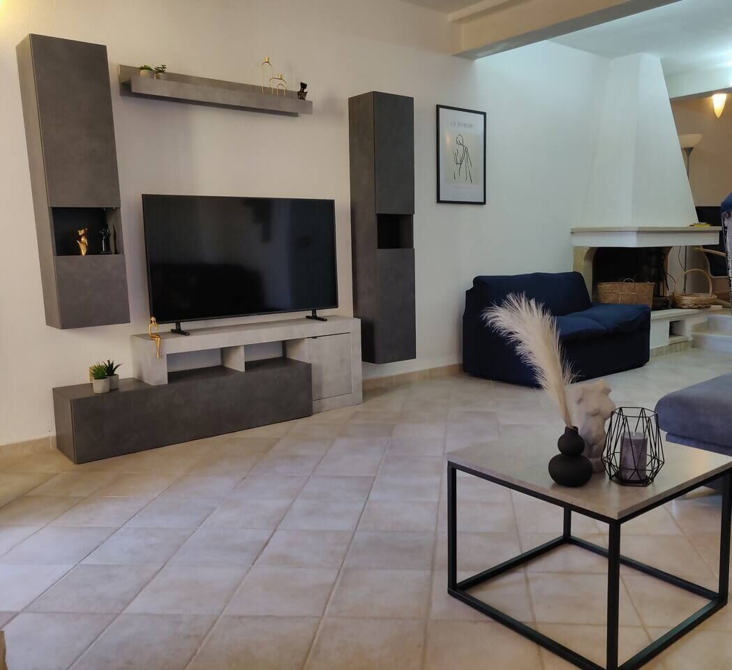 TV, fireplace