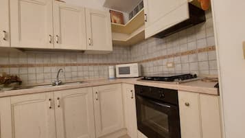 Fridge, microwave, oven, coffee/tea maker