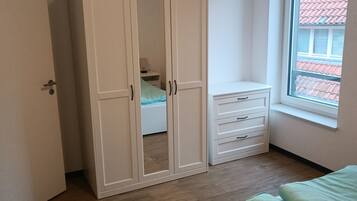 1 habitación, tabla de planchar con plancha, wifi gratis y ropa de cama