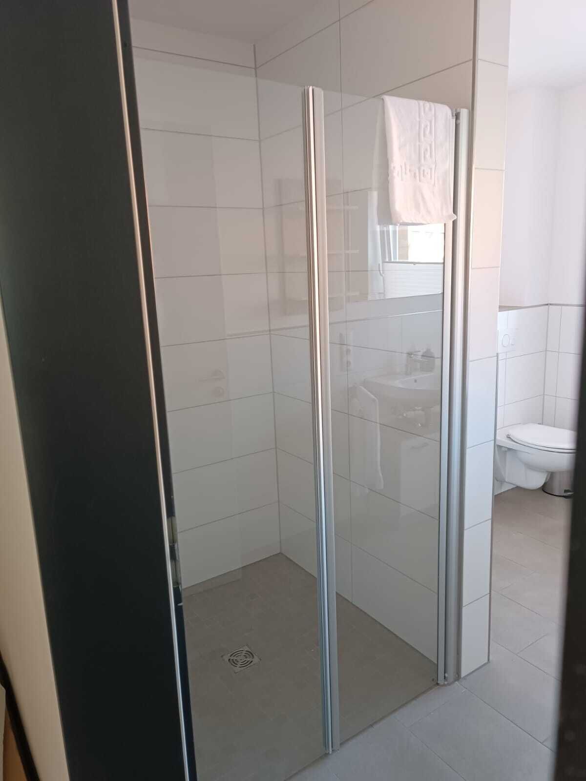 Dusche, Handtücher, Seife, Toilettenpapier