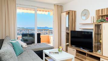 Apartment (1 Bedroom) | Living area | 123-cm TV with satellite channels