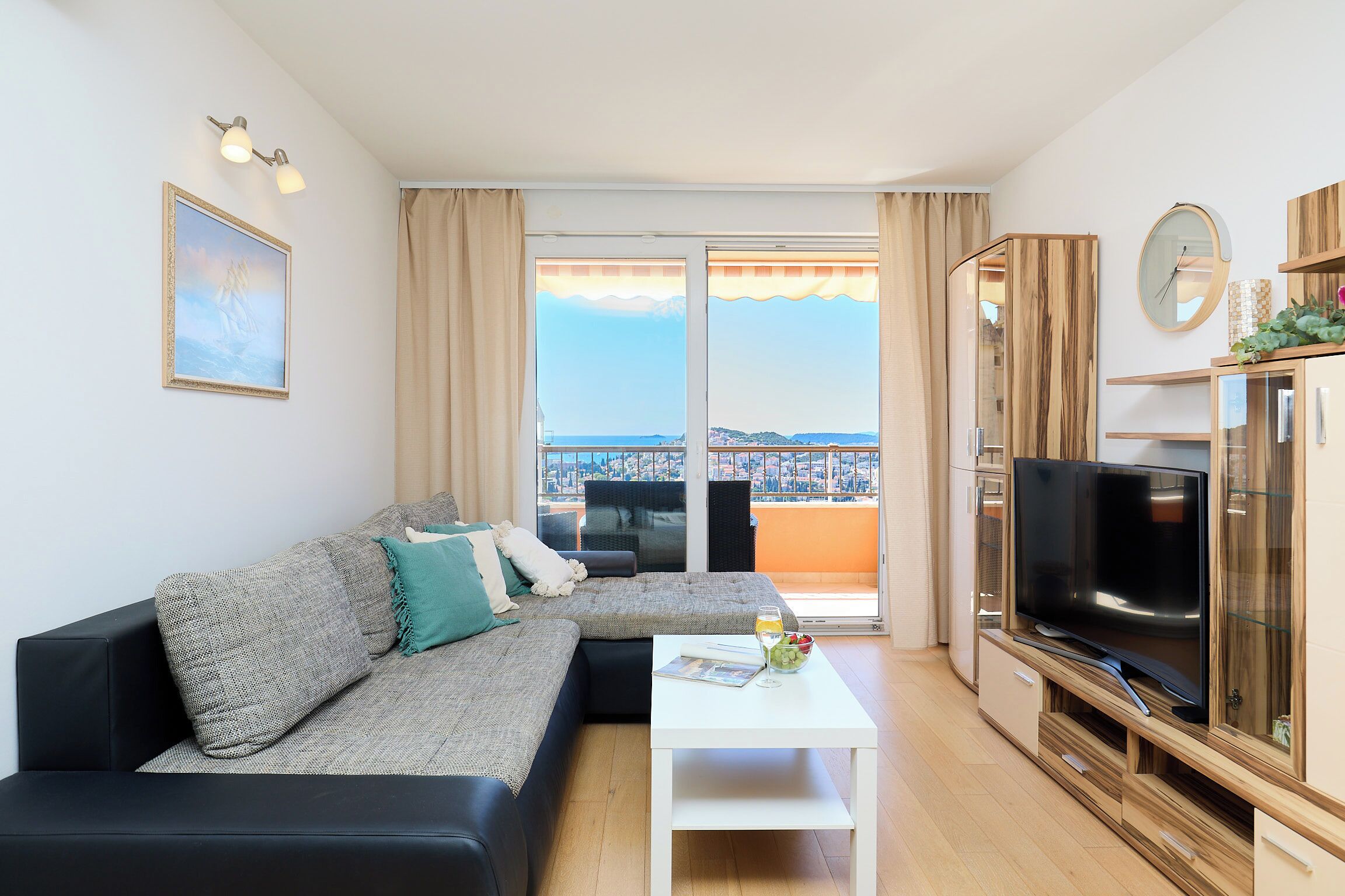 Leilighet (1 Bedroom) | Oppholdsområde | En 123-centimeters TV med Parabol-TV