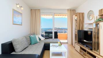 Leilighet (1 Bedroom) | Oppholdsområde | En 123-centimeters TV med Parabol-TV