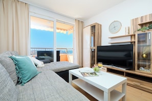 Apartamento (1 Bedroom) | Área de estar | TV 123 cm com canais via satélite