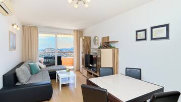 Leilighet (1 Bedroom) | Oppholdsområde | En 123-centimeters TV med Parabol-TV