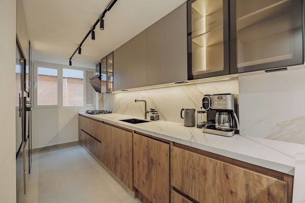 Frigorifero, microonde, forno, piano cottura