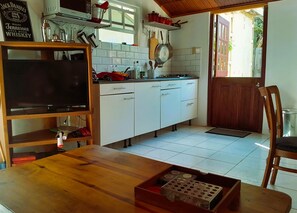 Kylskåp, mikrovågsugn, spishäll och kaffe- och tebryggare