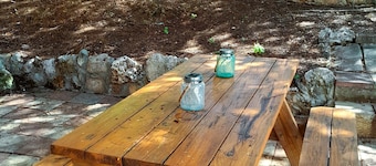 Cozy garden apartment. Centrally located and very private. AC, WiFi, Netflix.