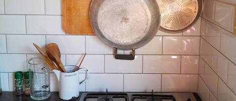 Køleskab, mikrobølgeovn, kogeplade, kaffe-/temaskine