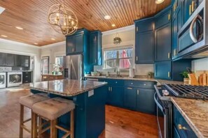 Fridge, microwave, oven, stovetop - Ada's Best -- Handicap Accessible (Blue Ridge)