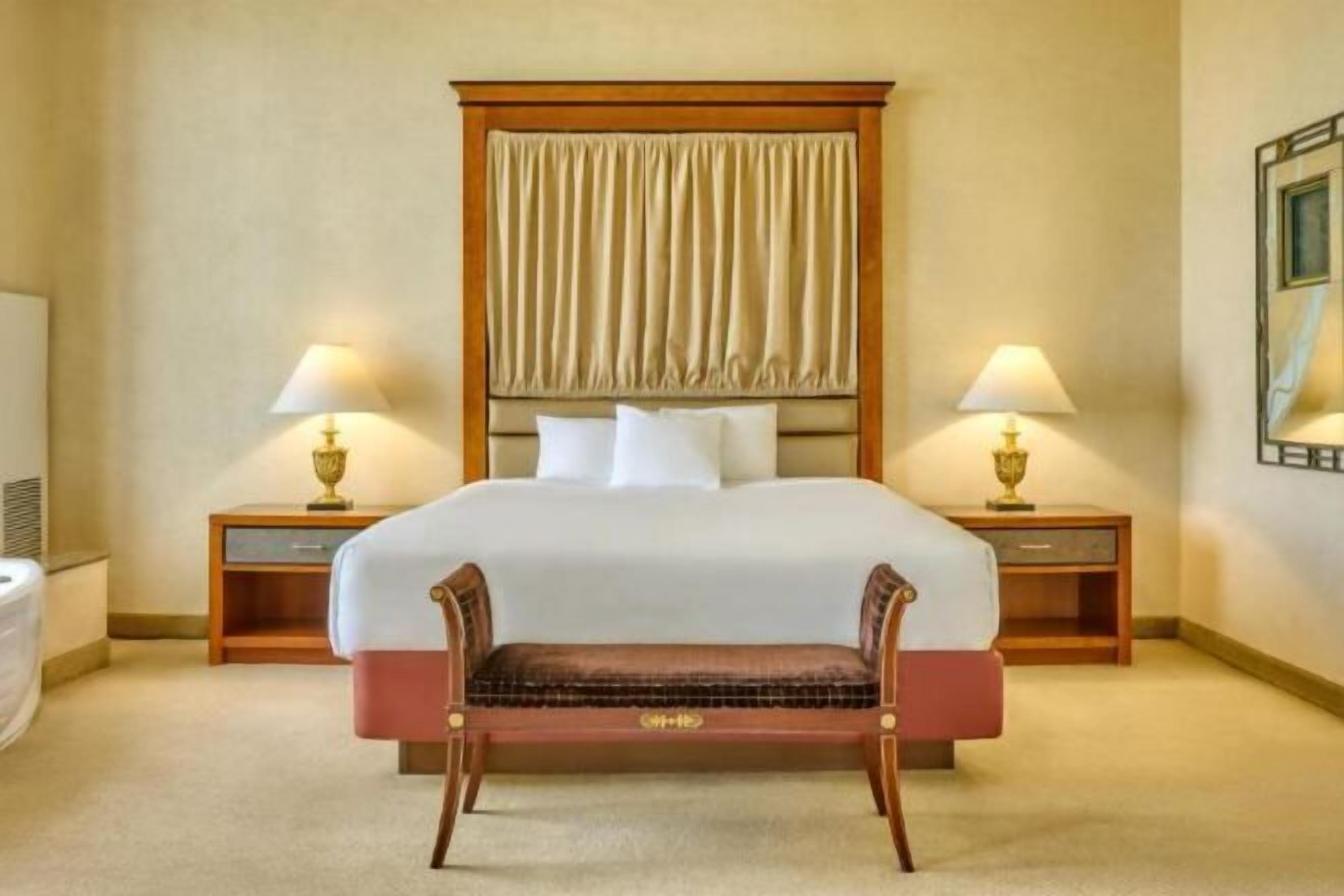 Skrivebord, skrivebord for bærbar PC og blendingsgardiner