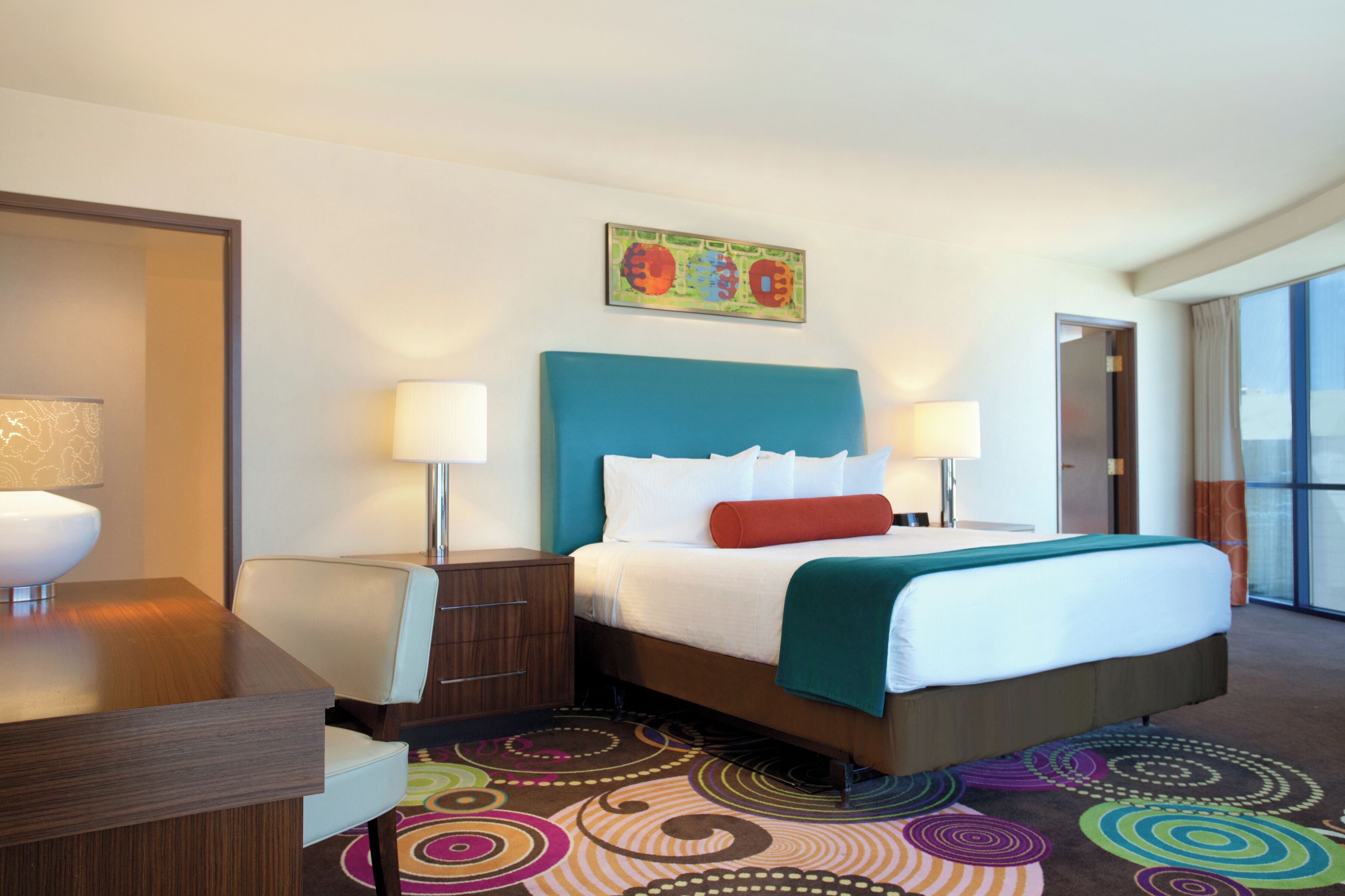 Rom – panorama | Skrivebord, skrivebord for bærbar PC og blendingsgardiner