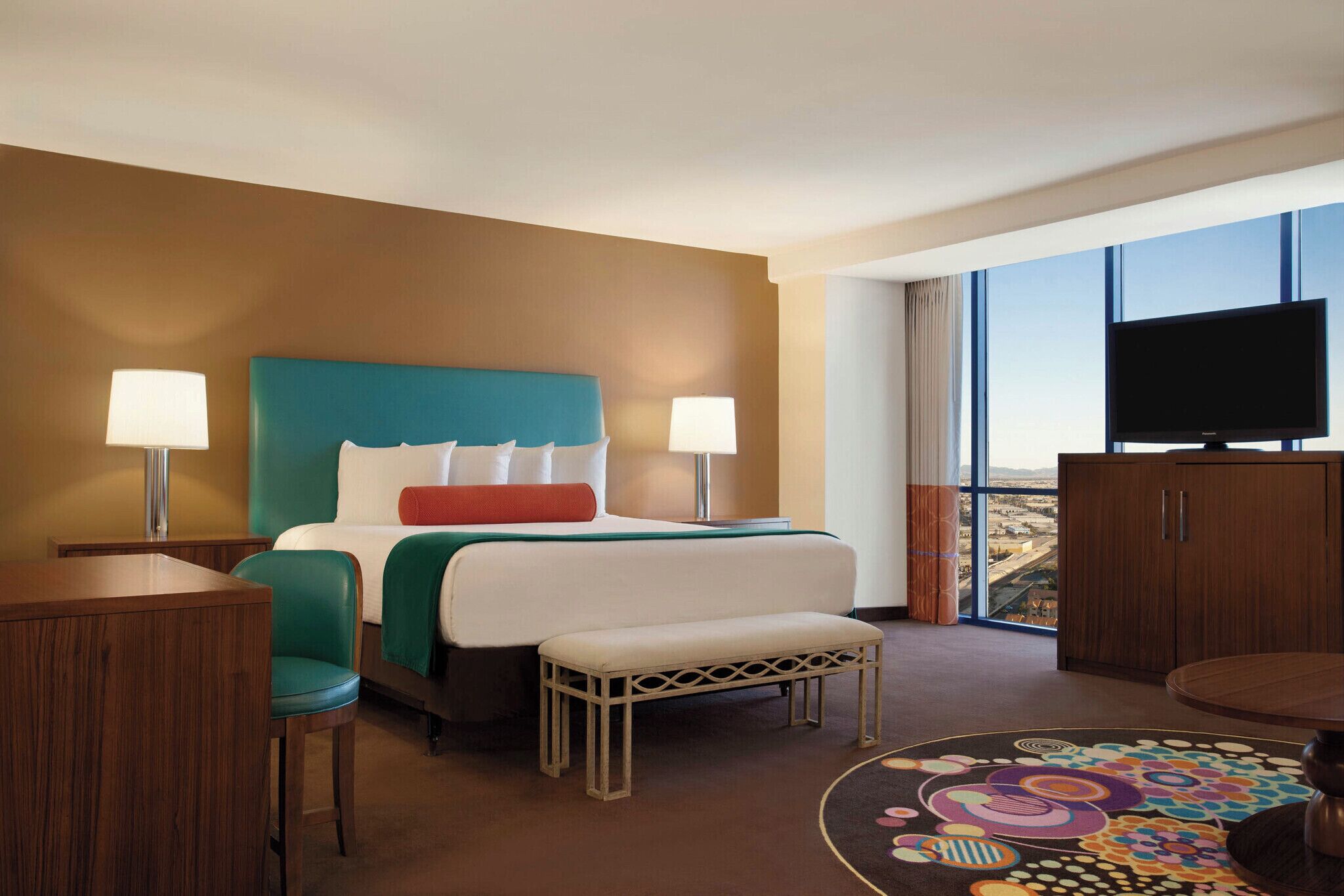 Escritorio, espacio para trabajar con laptop y cortinas blackout 