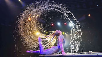 Una persona actuando en el escenario con efectos de agua.
