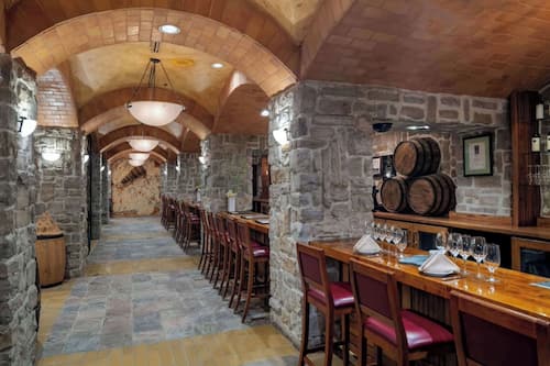 6 bars/lounges