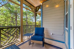 Terrace/patio - 5 Min Walk to Beach- 6seater GOLF CART and Bikes included. Book your summer VACA (Santa Rosa Beach)