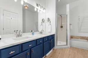Hair dryer, towels, soap, shampoo - 5 Min Walk to Beach- 6seater GOLF CART and Bikes included. Book your summer VACA (Santa Rosa Beach)