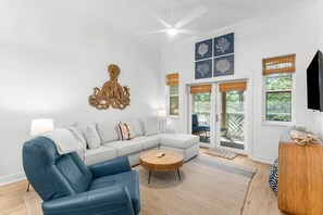 Smart TV, books - 5 Min Walk to Beach- 6seater GOLF CART and Bikes included. Book your summer VACA (Santa Rosa Beach)