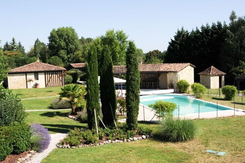Charming 2–4 Person Cottage with Pool, Spa & A/C – Near Bergerac