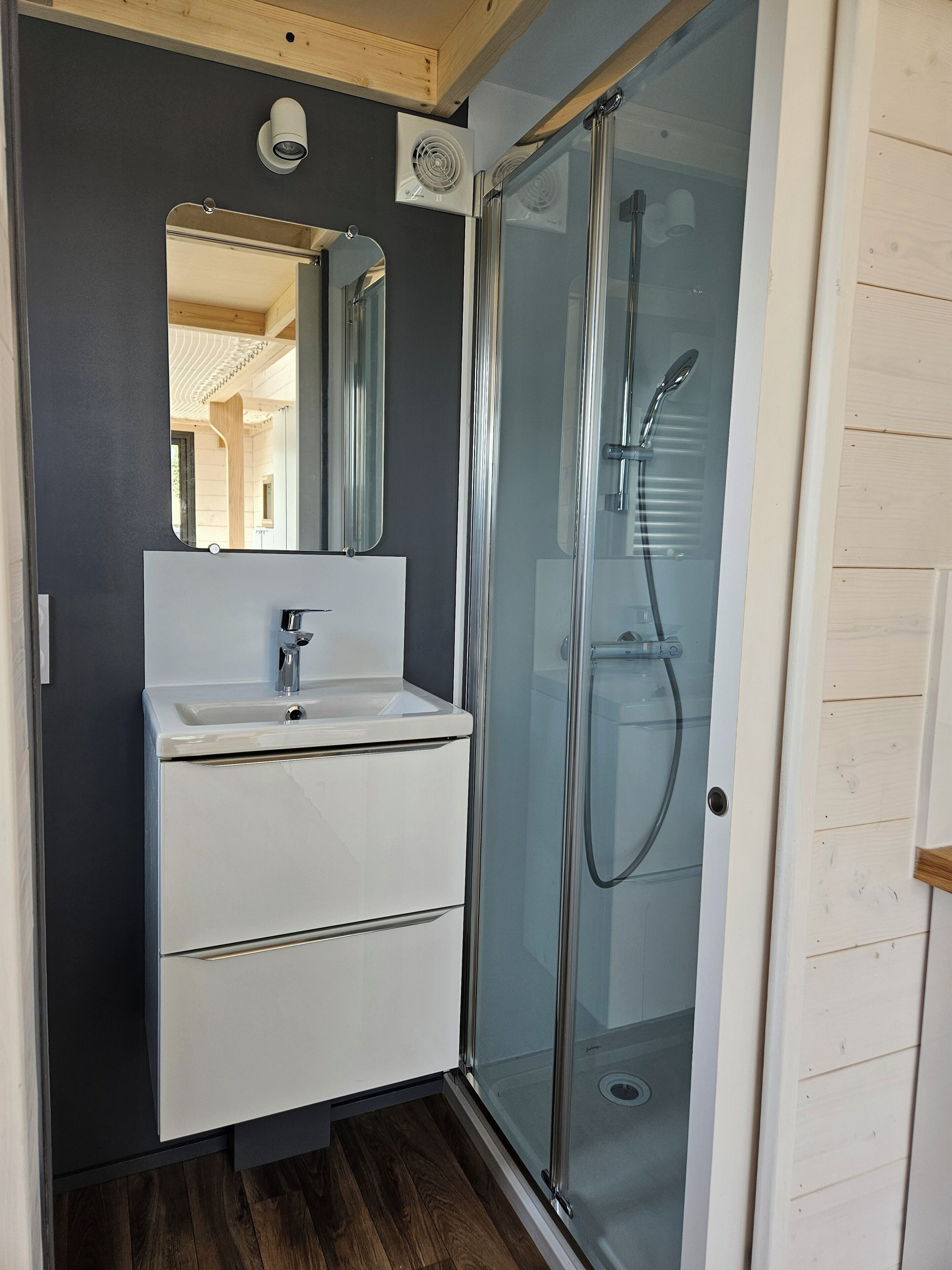 吹风机、毛巾、肥皂、洗发水