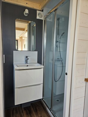 Asciugacapelli, asciugamani, sapone, shampoo