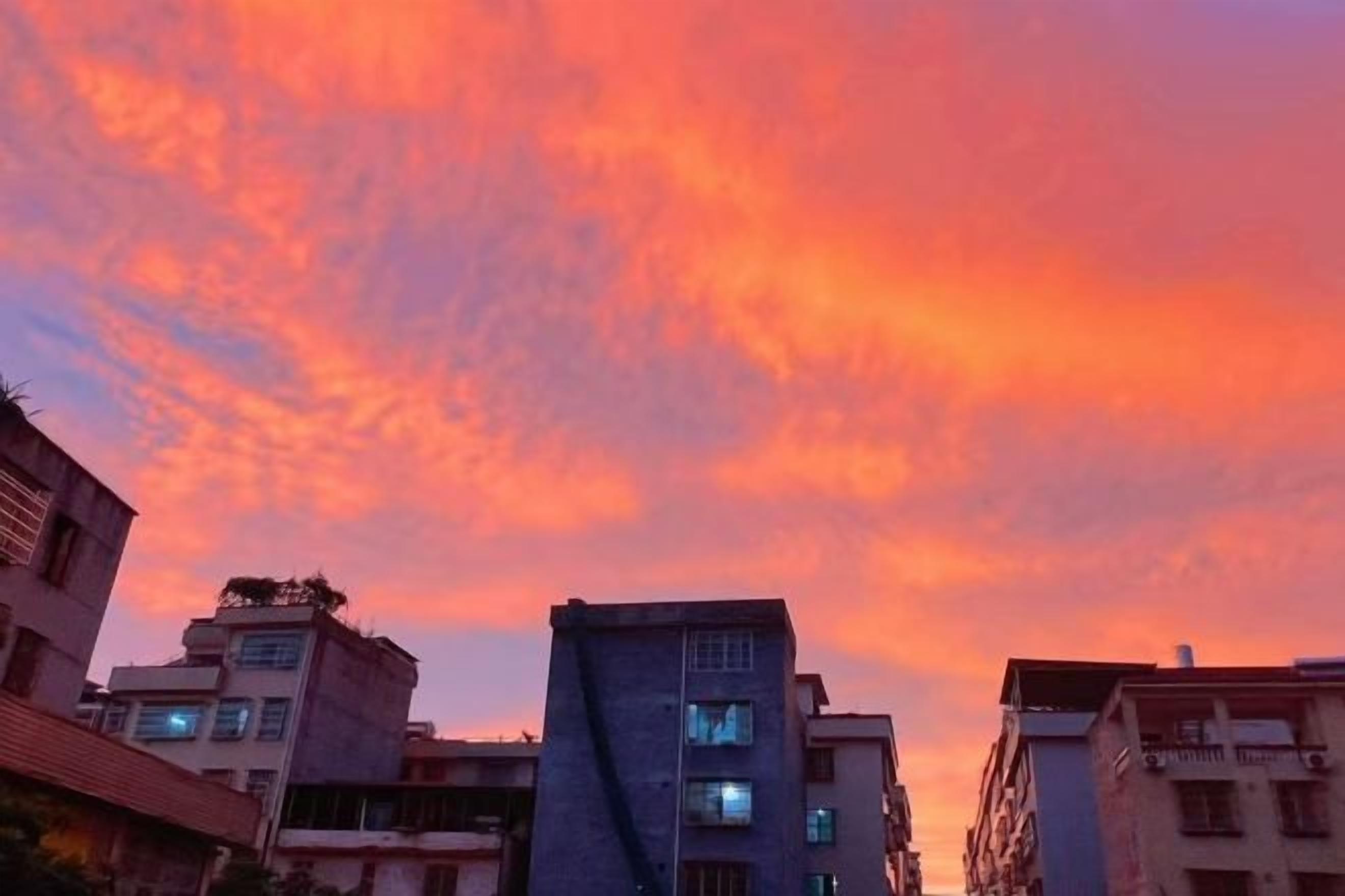 Un paisaje urbano con edificios al atardecer.