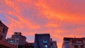 Un paisaje urbano con edificios al atardecer.