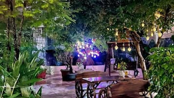 تناول الطعام بالخارج