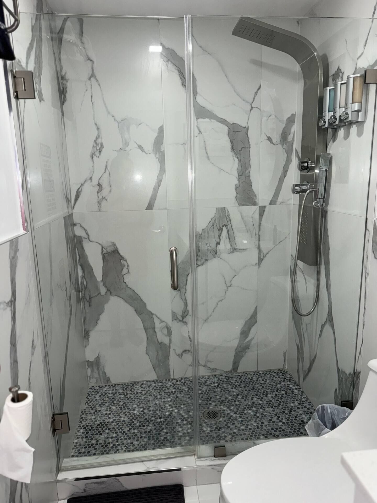 Regadera, amenidades de baño ecológicas, secadora de cabello, toallas 
