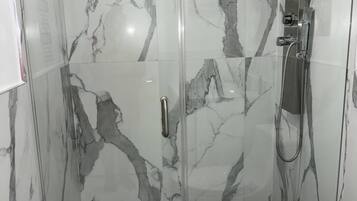 Regadera, amenidades de baño ecológicas, secadora de cabello, toallas
