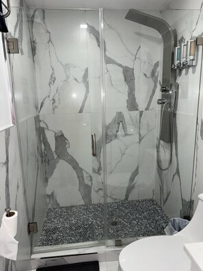 Dusche, umweltfreundliche Kosmetikartikel, Haartrockner, Handtücher