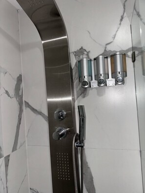 Douche, articles de toilette écologiques, séchoir à cheveux