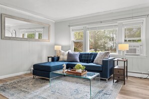 Living area - Waterfront Charming Cottage (Saugerties)