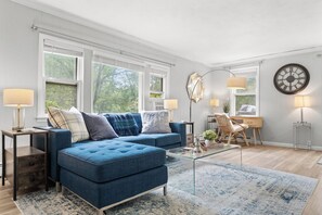 Living area - Waterfront Charming Cottage (Saugerties)