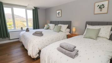 4 quartos, individualmente decorados, individualmente mobiliados