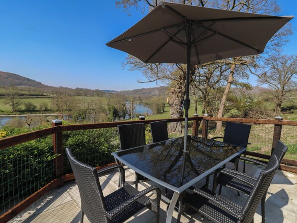 Outdoor dining - Curtau (Builth Wells)