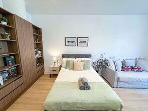 Silitysrauta/-lauta, vauvan matkasänky, Wi-Fi, vuodevaatteet