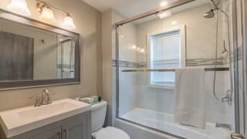 Haartrockner, HandtĂŒcher, Seife, Toilettenpapier