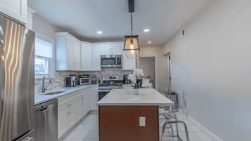 KĂŒhlschrank, Mikrowelle, Ofen, Herdplatte