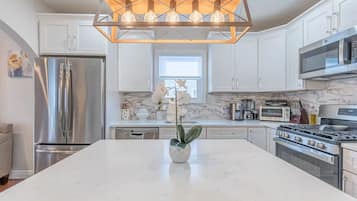 KĂŒhlschrank, Mikrowelle, Ofen, Herdplatte