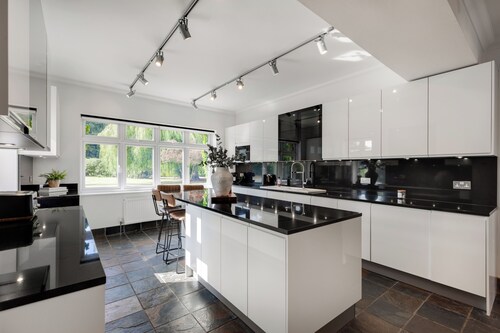 Luxury Lakeside Escape with pool – Near London