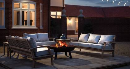 Luxury Lakeside Escape with pool â Near London